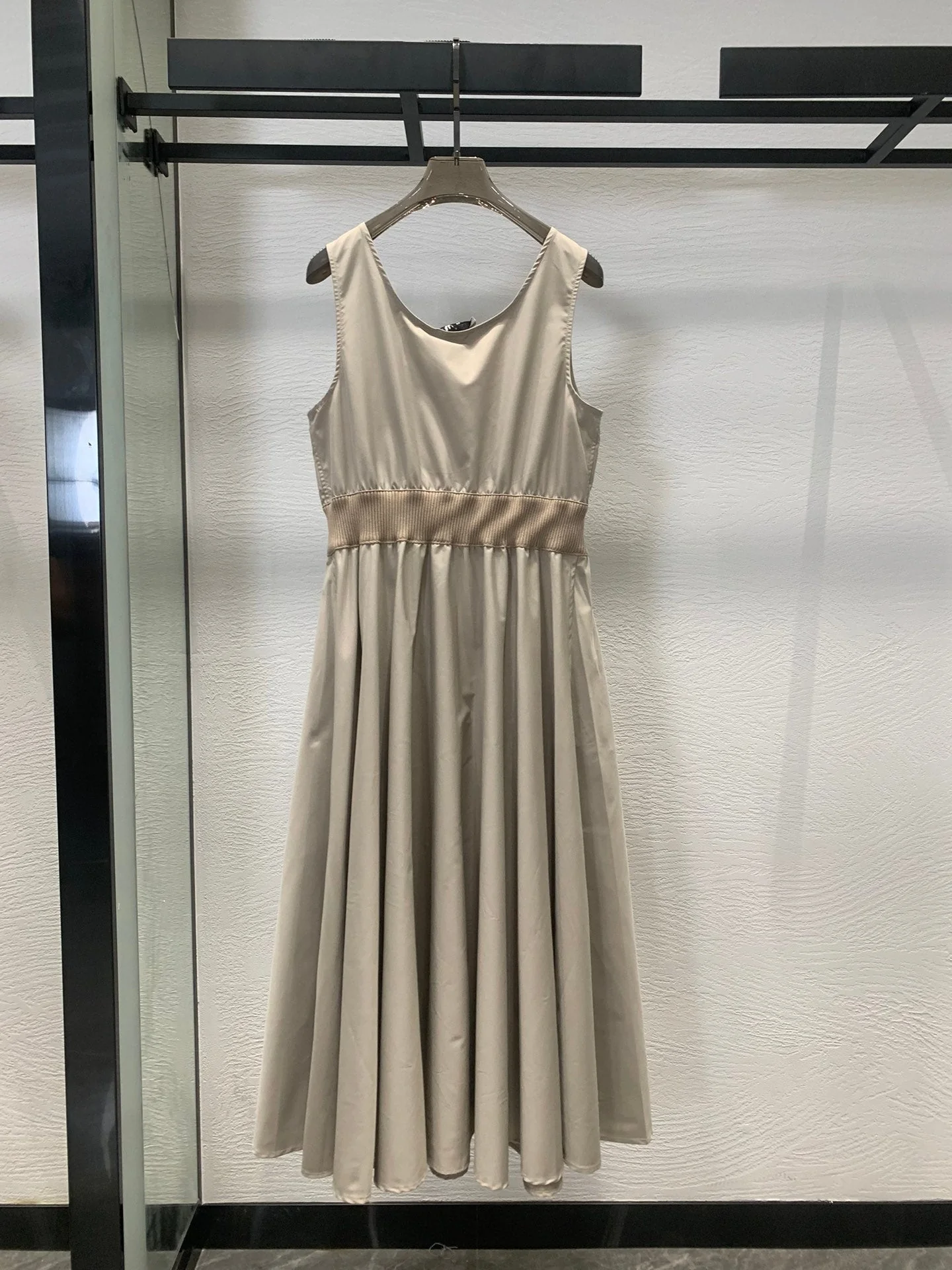 Waisted umbrella-hem sleeveless dress - Ultra-Collectible