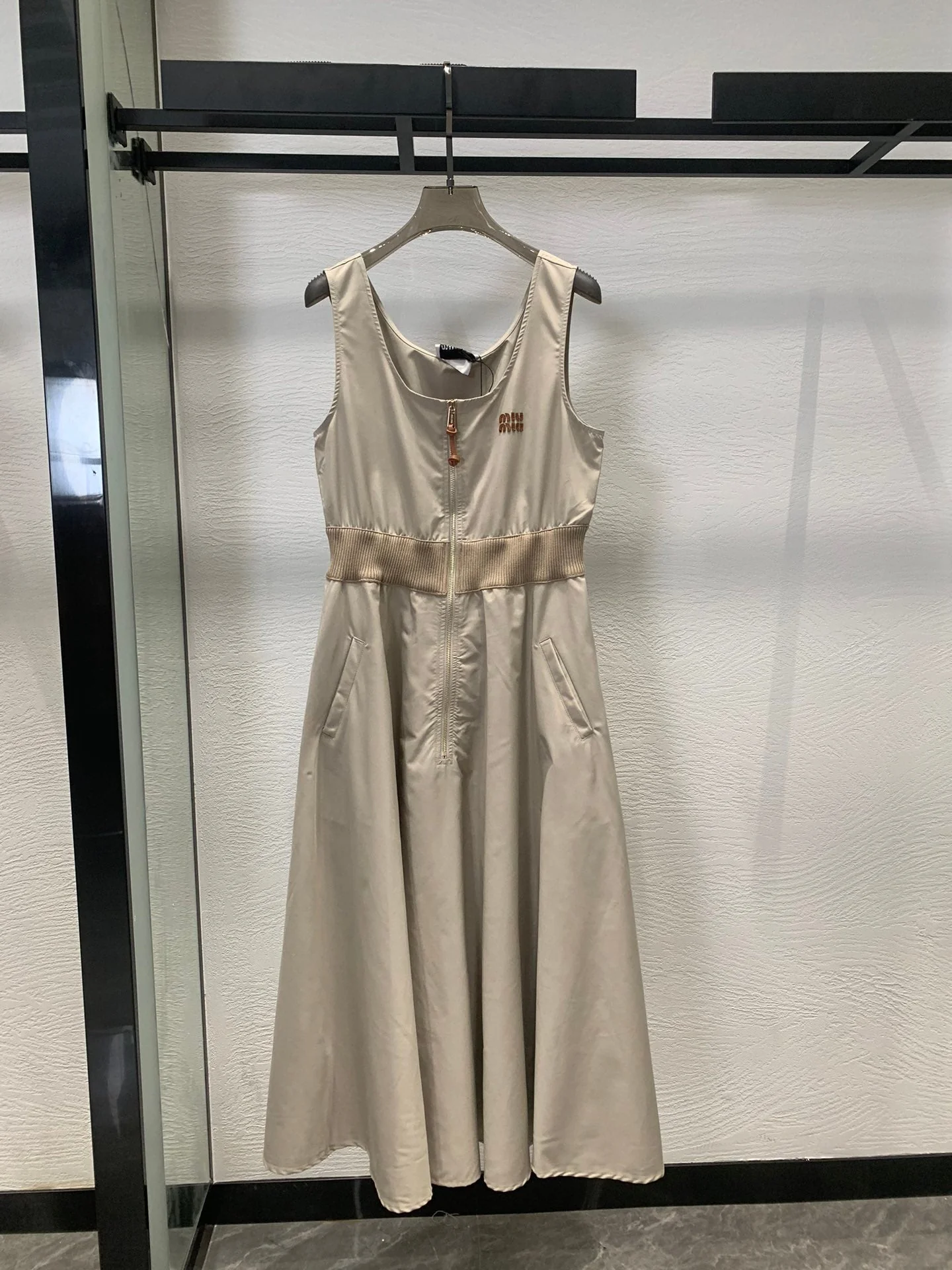 Waisted umbrella-hem sleeveless dress - Ultra-Collectible