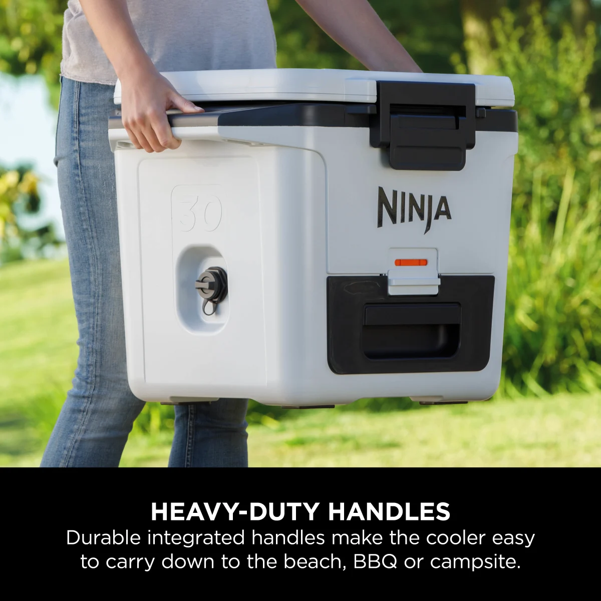 Ninja FrostVault 30QT/28L Cooler, Ice Pack & Thirsti Bottle Bundle
