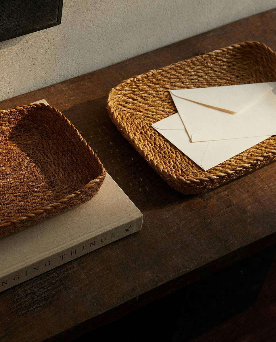 TRAYS AND SMALL CHANGE HOLDERS