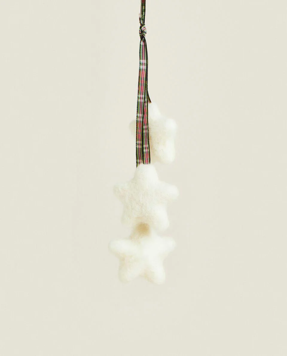 FELT CHRISTMAS DECORATION WITH TARTAN STARS