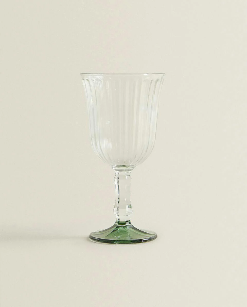 RAISED DESIGN WINE GLASS
