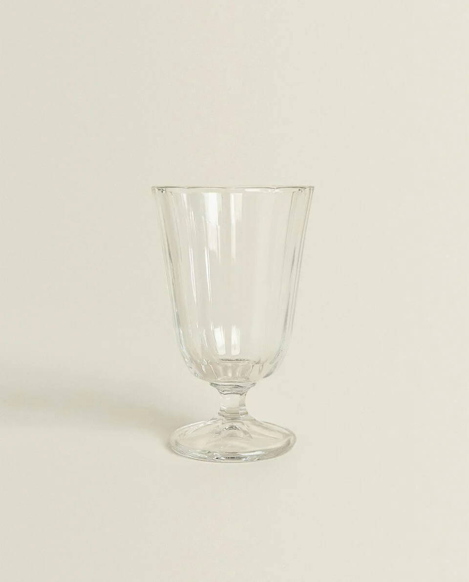 RAISED FACETED WINE GLASS