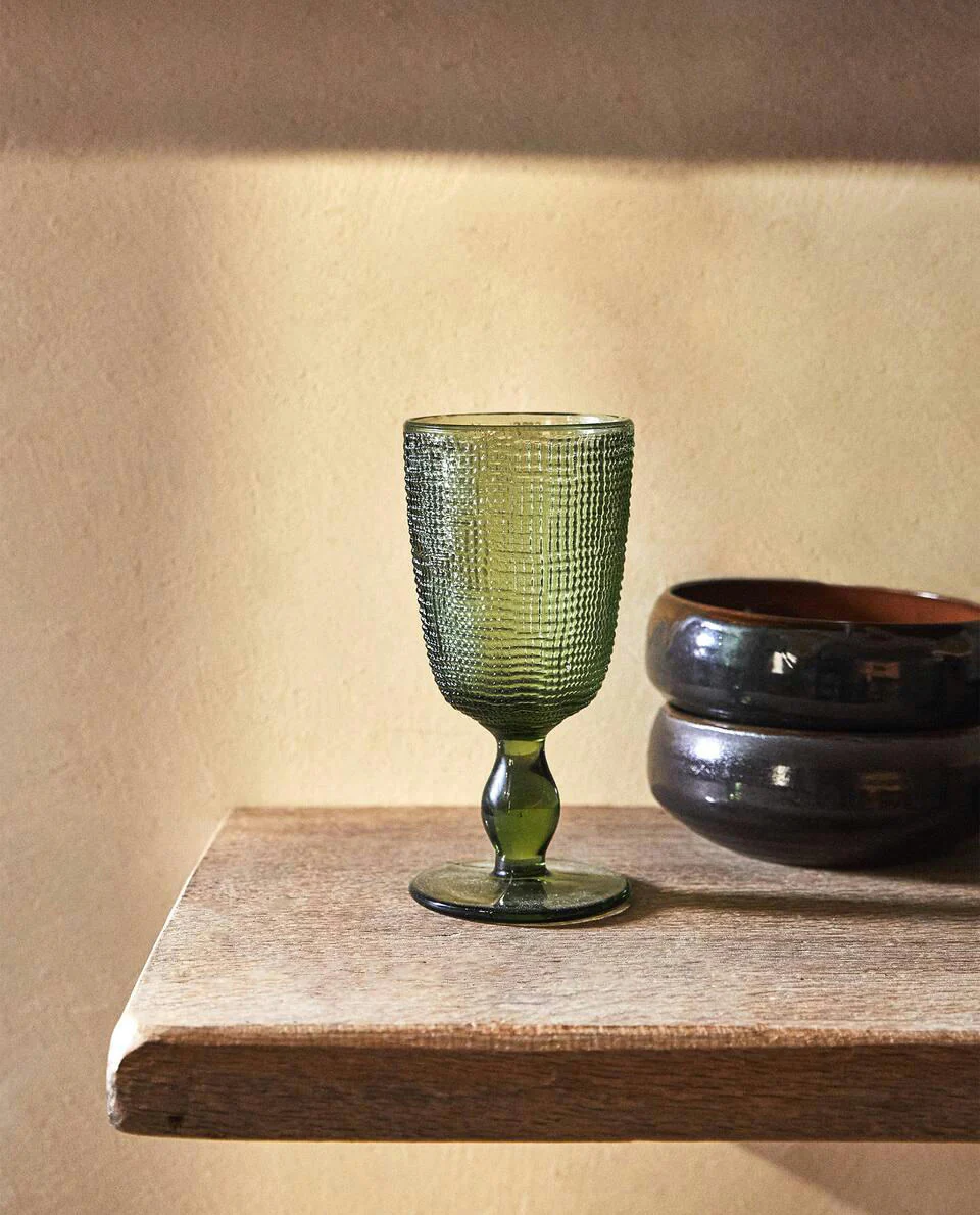 GLASS WITH RAISED DESIGN