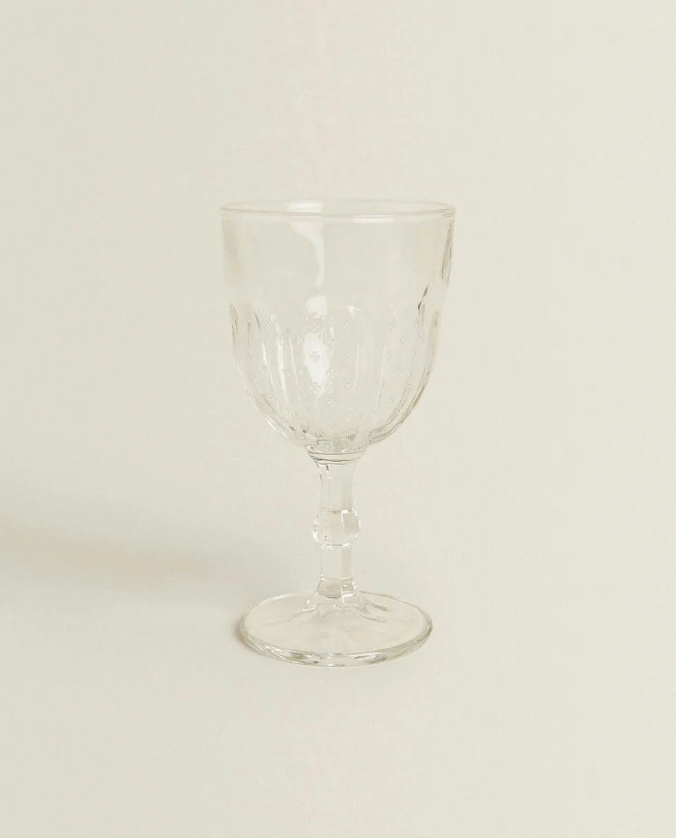 RAISED DESIGN WINE GLASS