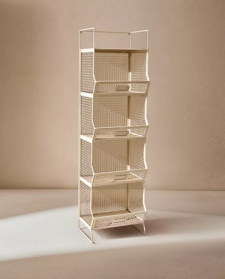 STORAGE UNIT WITH SHELVES
