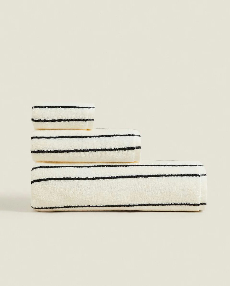 TOWEL WITH IRREGULAR STRIPE DETAIL
