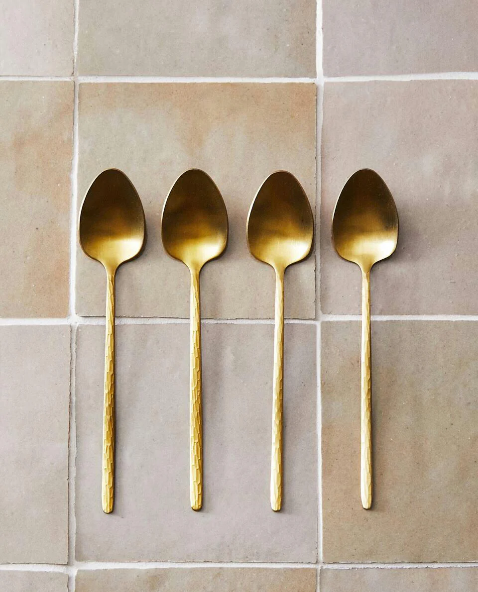 BOX OF 4 DESSERT SPOONS WITH HAMMERED HANDLE