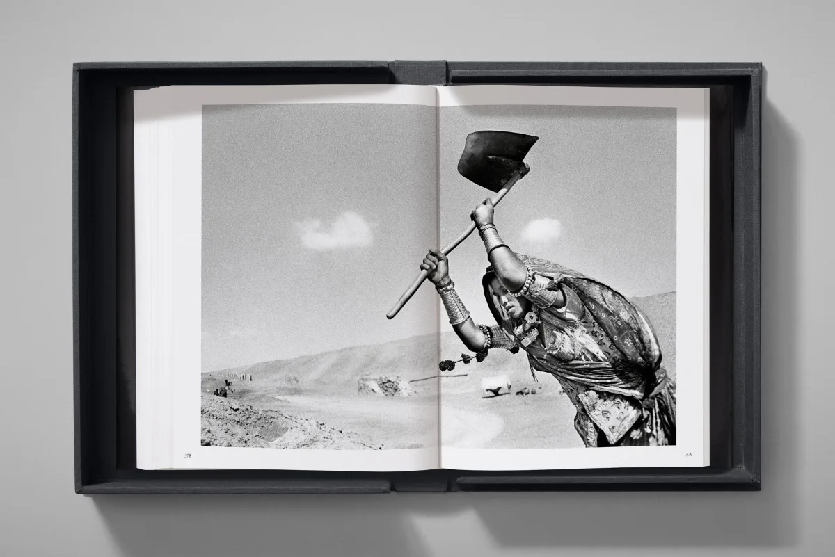 Sebastião Salgado. Workers. Art Edition No. 1–100 ‘Fishermen, Trapani, Italy, 1991’