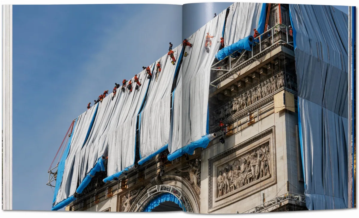 Christo and Jeanne-Claude. L’Arc de Triomphe, Wrapped