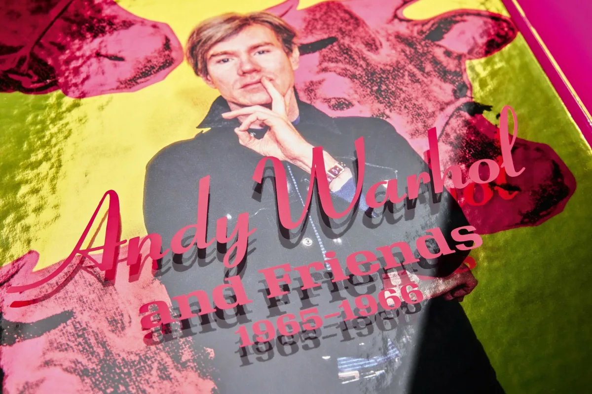 Steve Schapiro. Andy Warhol and Friends. Art Edition No. 51–100 ‘Andy Warhol with Cow silkscreen on wallpaper, New York, 1965’