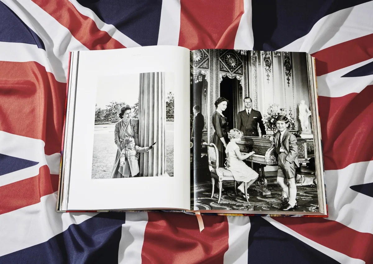 Her Majesty. Vivienne Westwood Edition No. 1–500. Harry Benson ‘Royal Greeting’