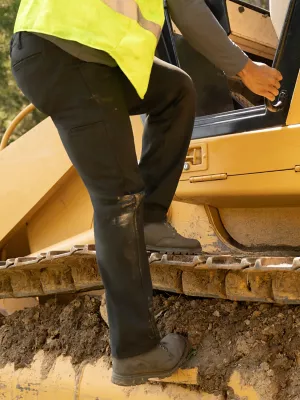 Wrangler Workwear Relaxed Straight Pant in Jet Black