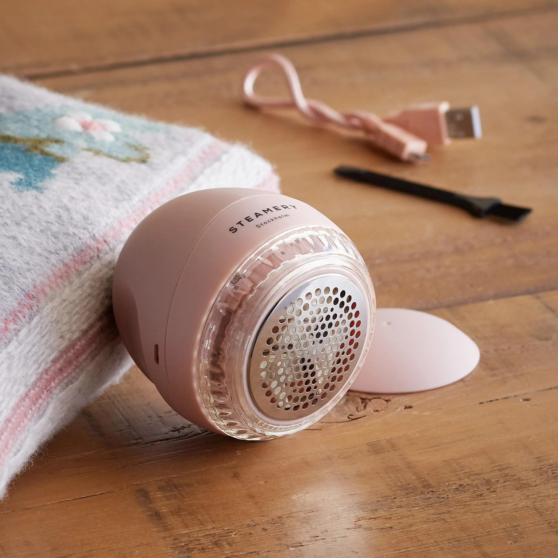 Scandinavian Design Fabric Shaver In Pink