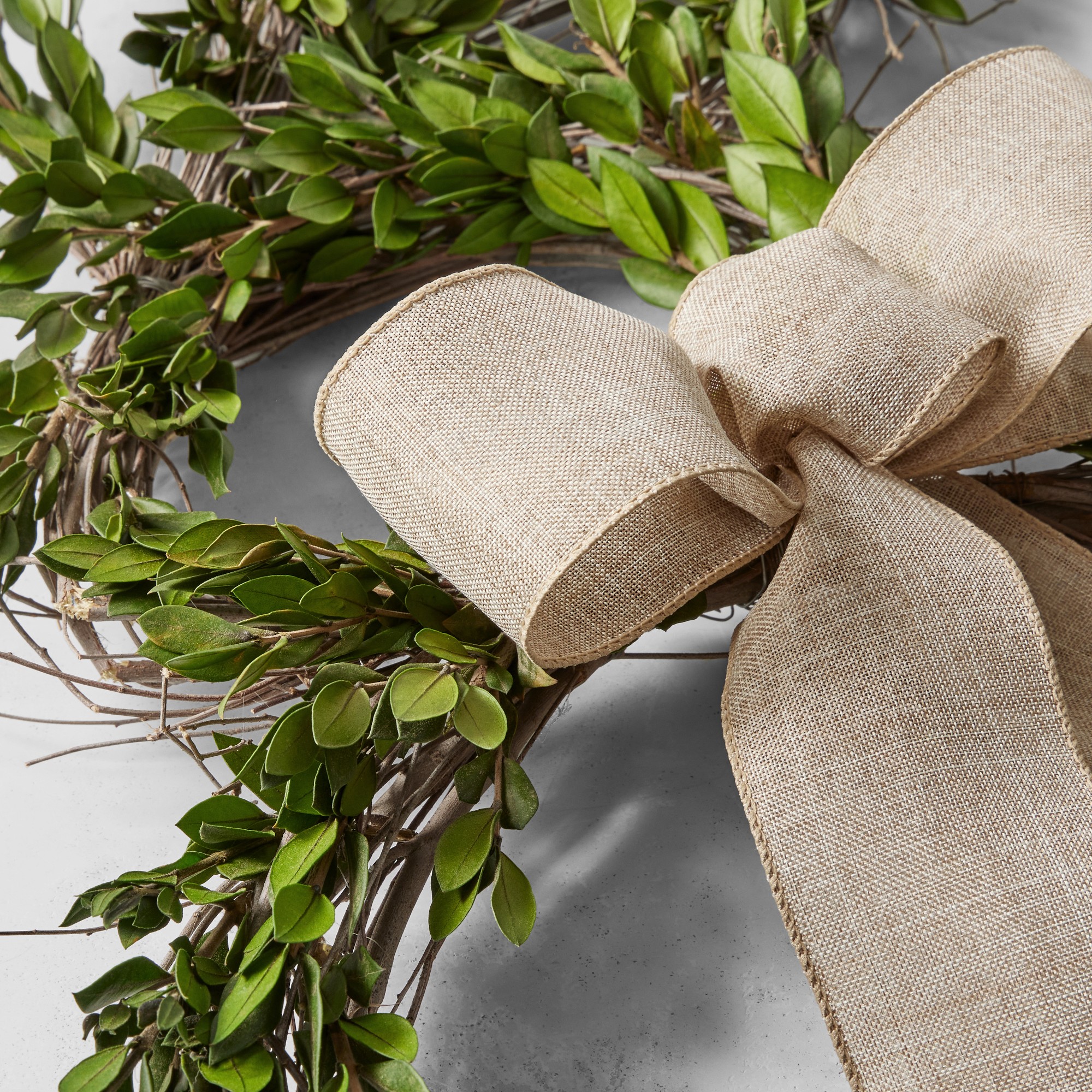 Sitting Garden Bunny Live Wreath, 28