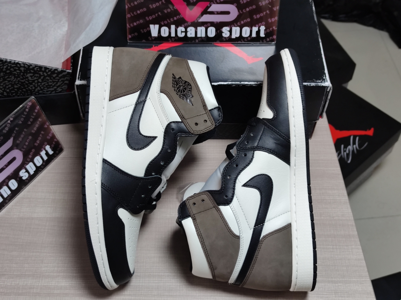 Jordan 1 Retro High Dark Mocha 555088 105