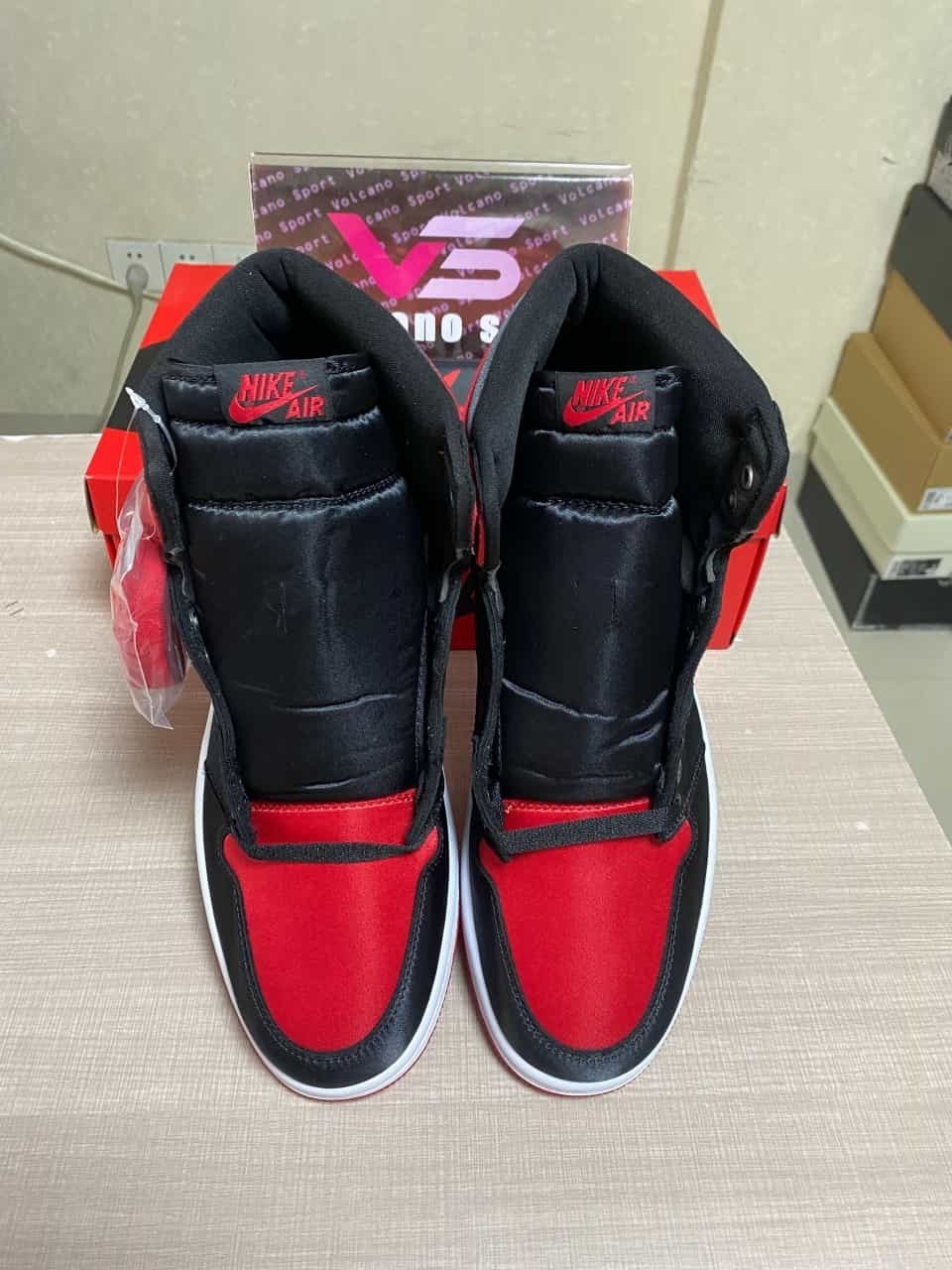 Jordan 1 Retro High OG Satin Bred FD4810-061
