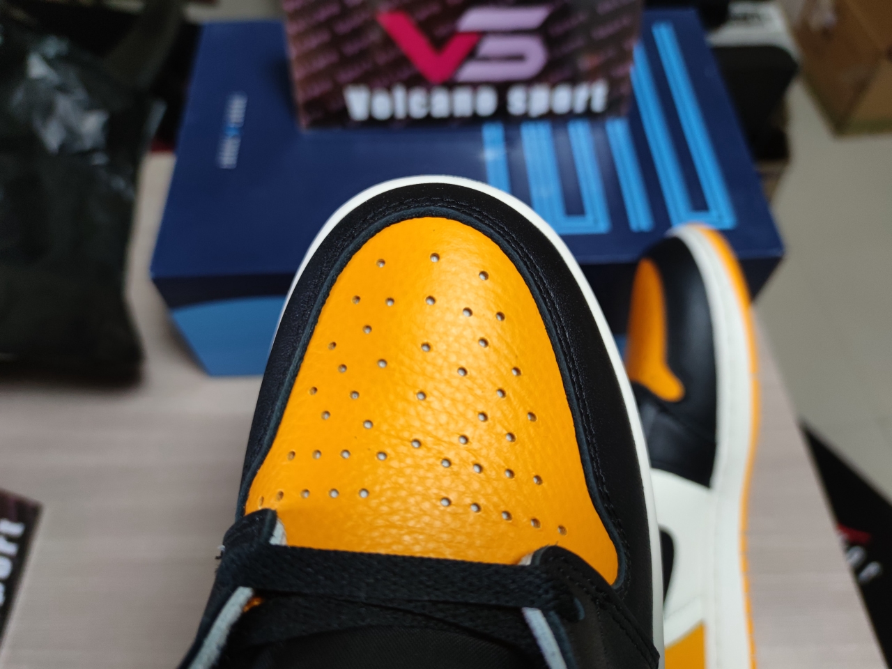 Jordan 1 Retro High OG Taxi 555088 711