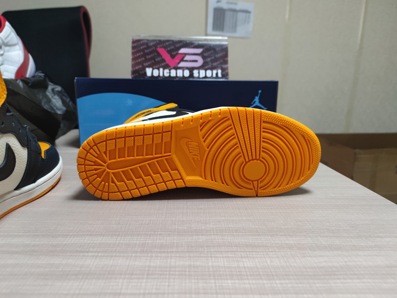 Jordan 1 Retro High OG Taxi 555088 711