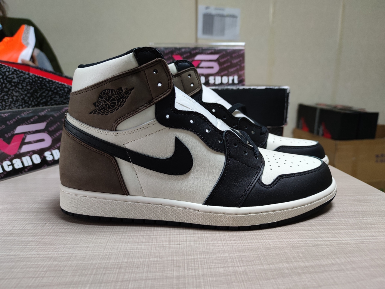 Jordan 1 Retro High Dark Mocha 555088 105