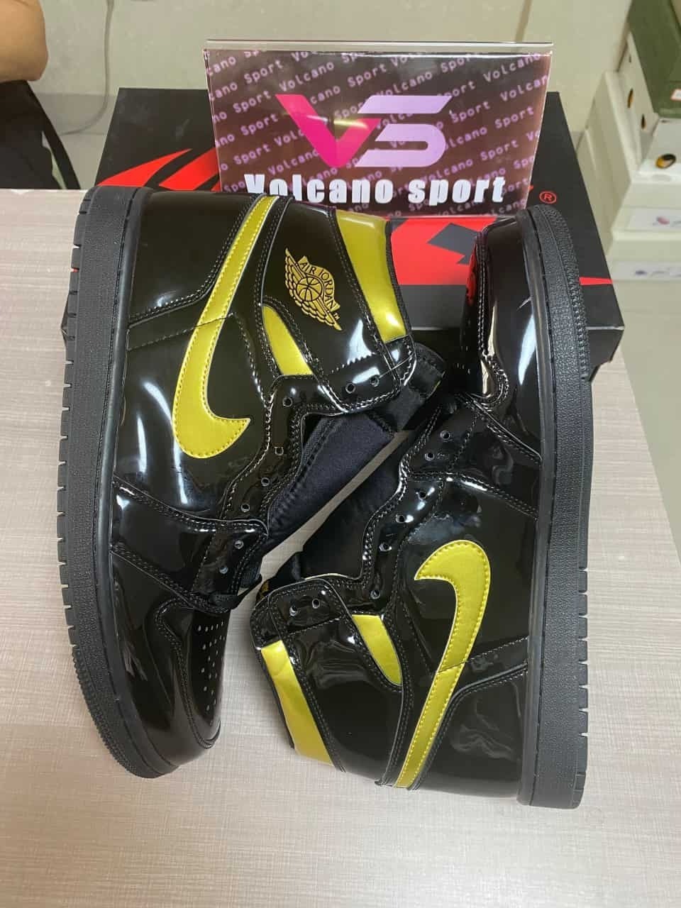 Jordan 1 Retro Black Metallic Gold 555088-032