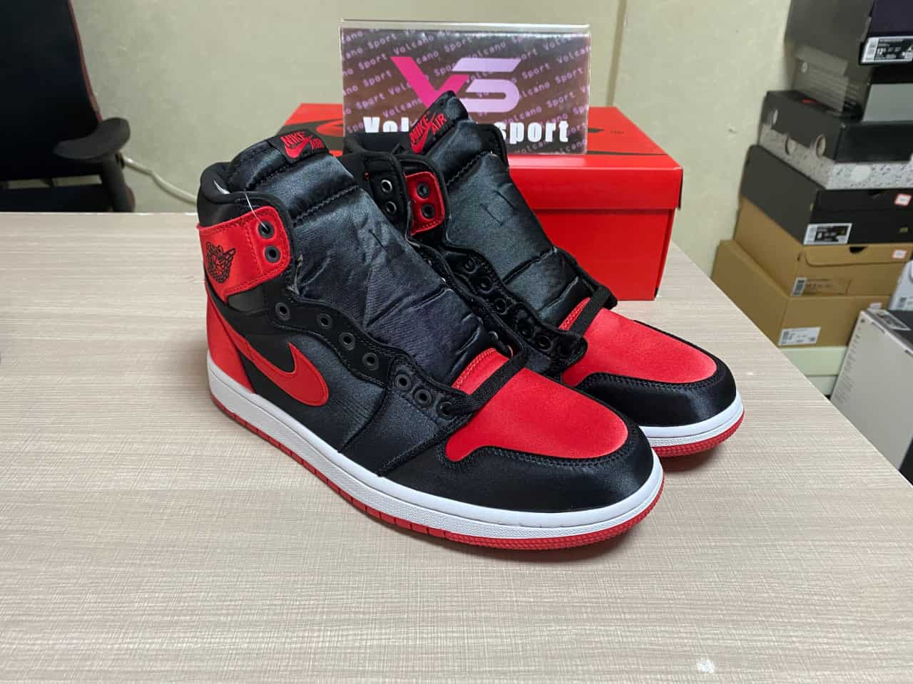 Jordan 1 Retro High OG Satin Bred FD4810-061