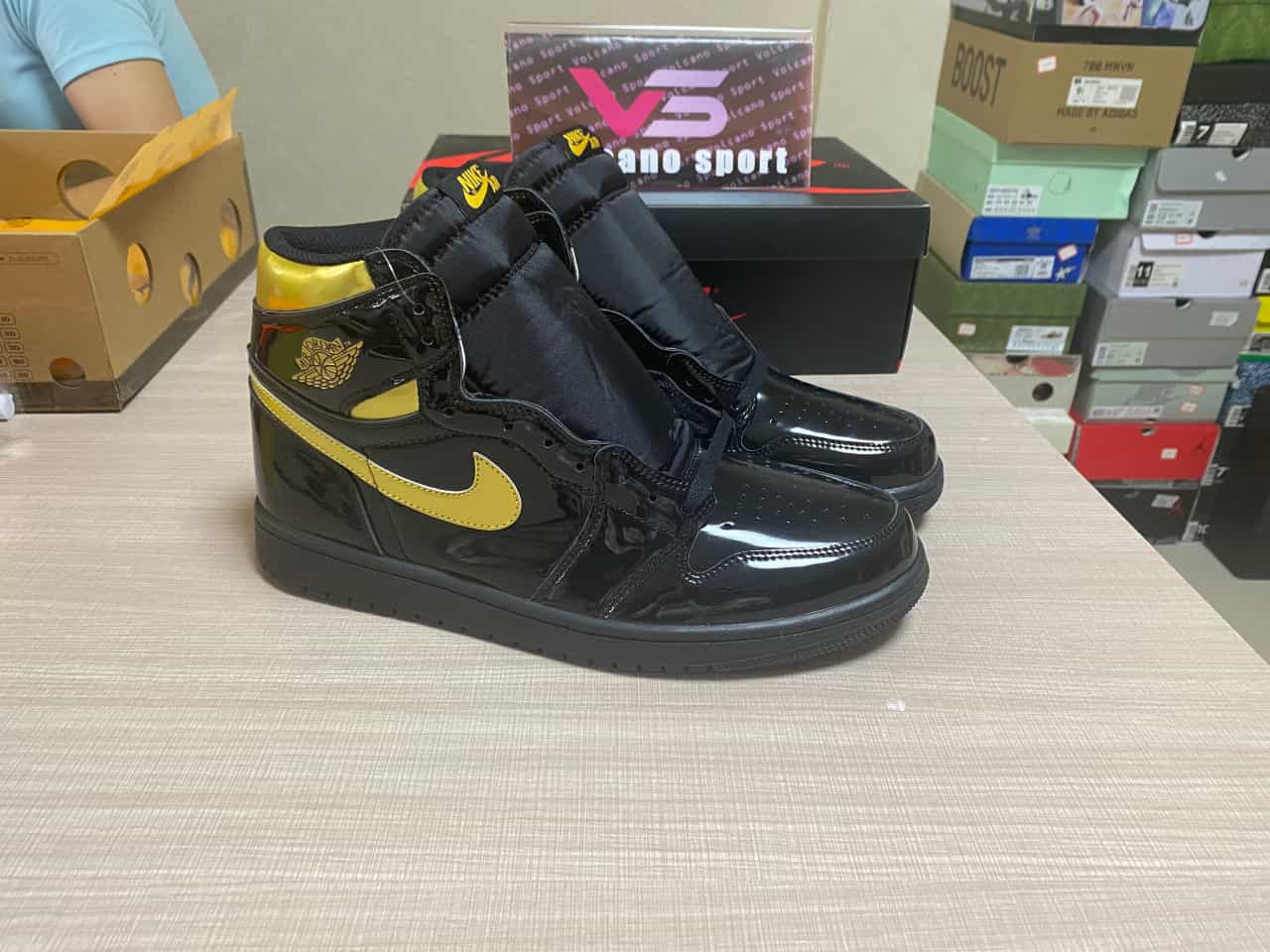 Jordan 1 Retro Black Metallic Gold 555088-032