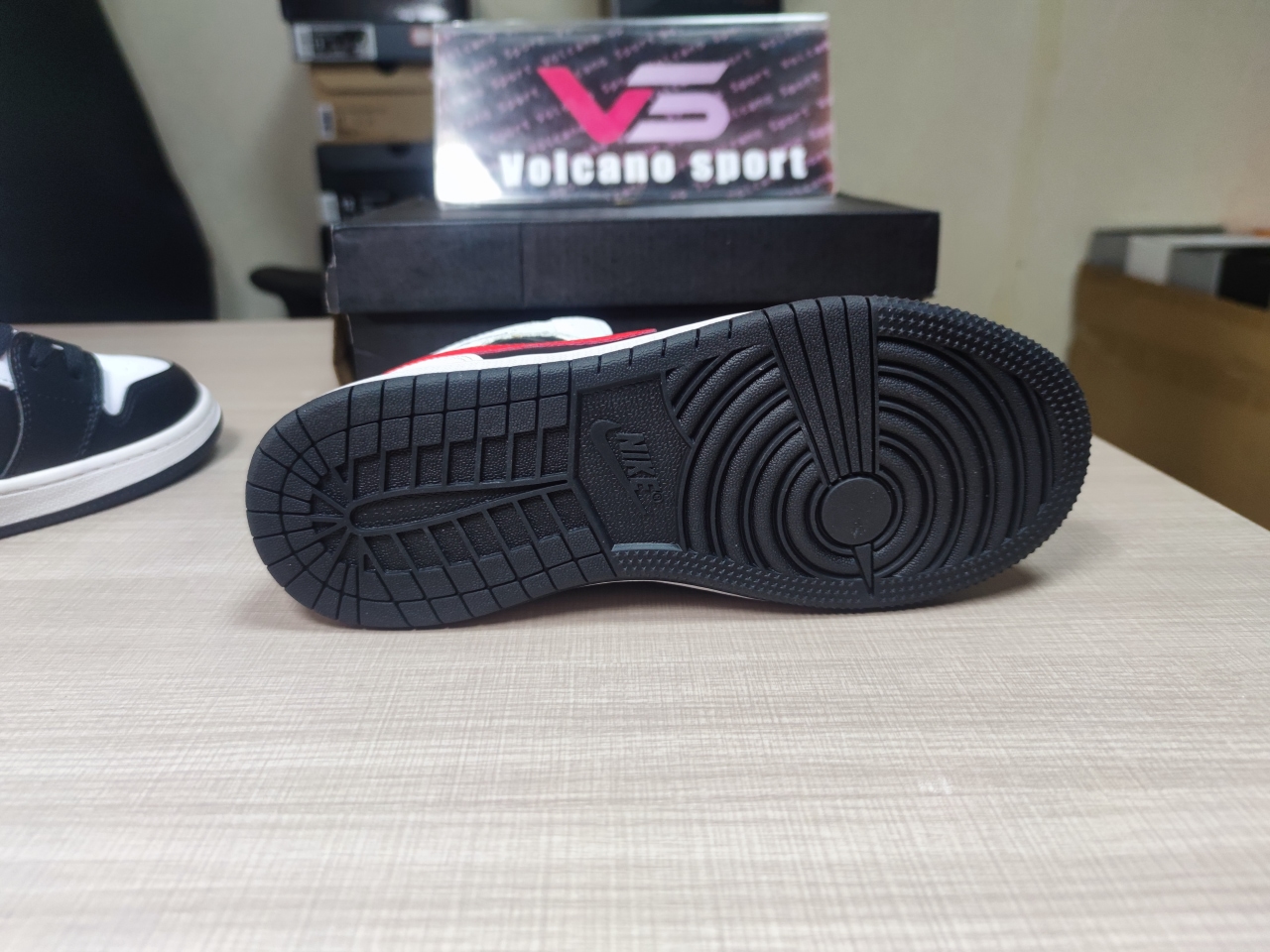 Air Jordan 1 Mid 555088 075