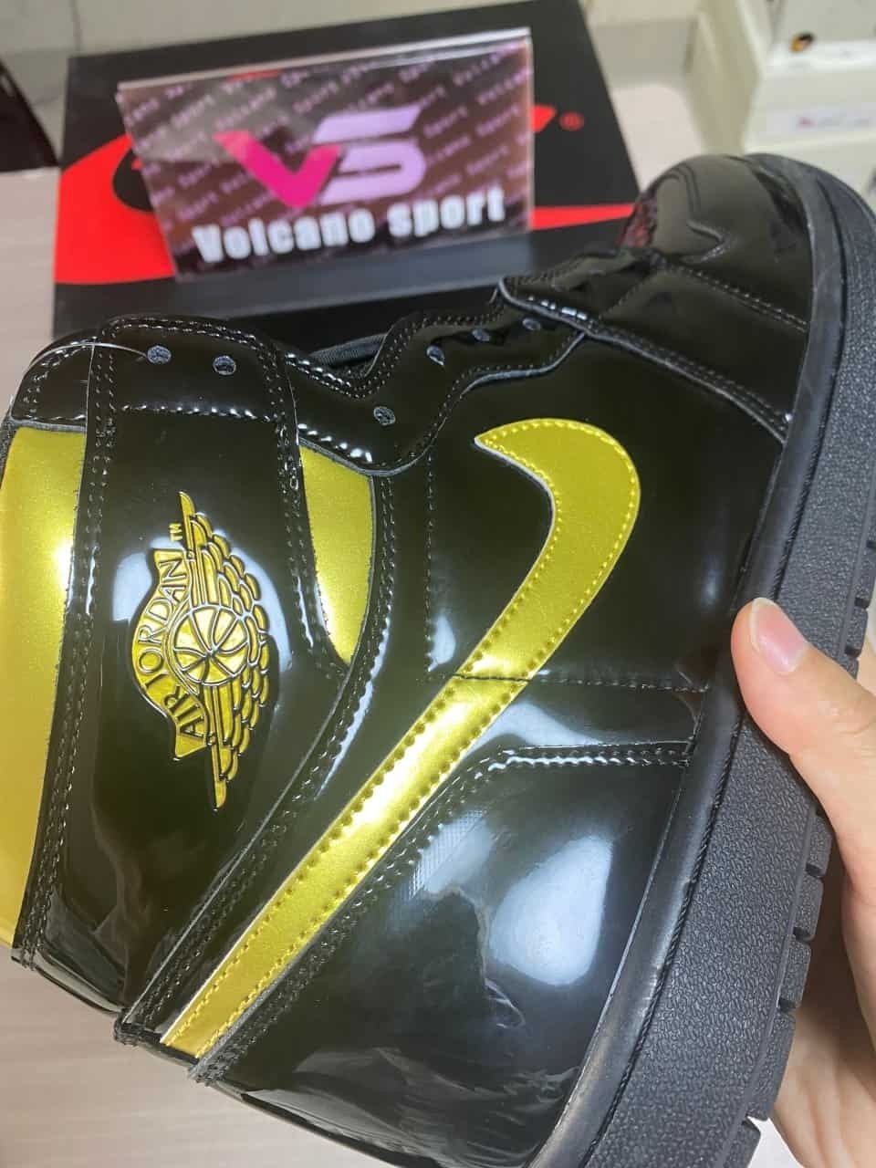 Jordan 1 Retro Black Metallic Gold 555088-032