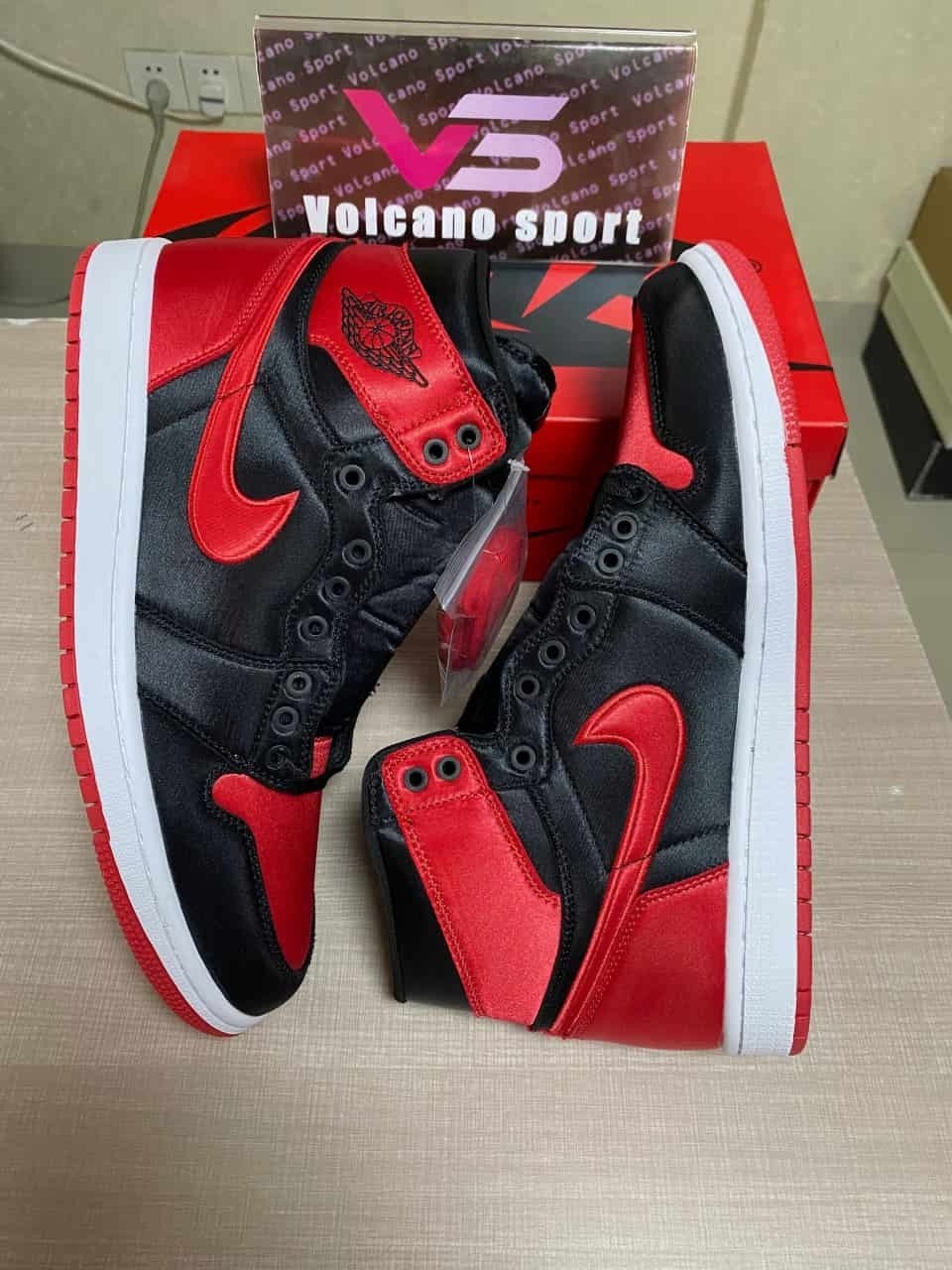Jordan 1 Retro High OG Satin Bred FD4810-061