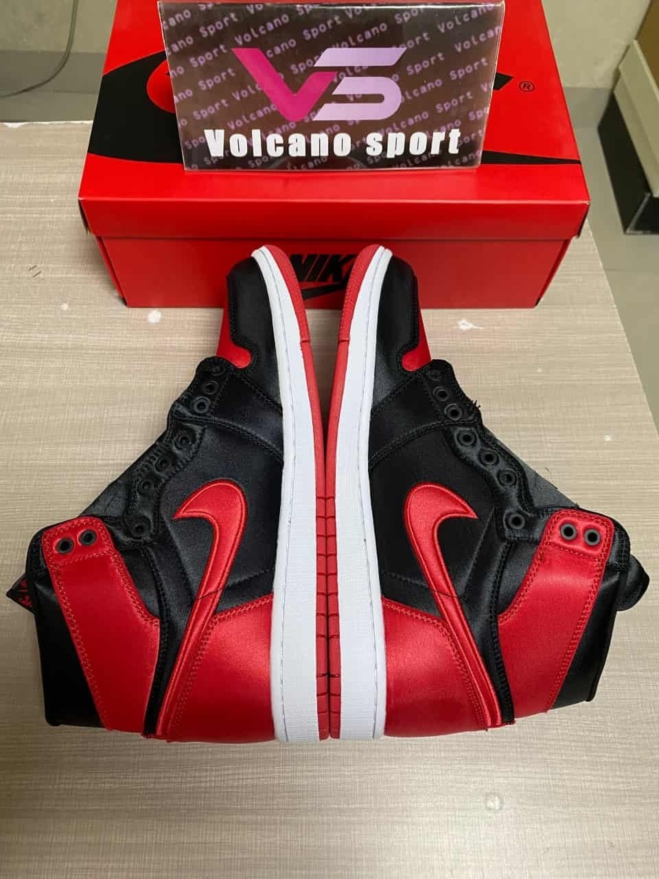 Jordan 1 Retro High OG Satin Bred FD4810-061