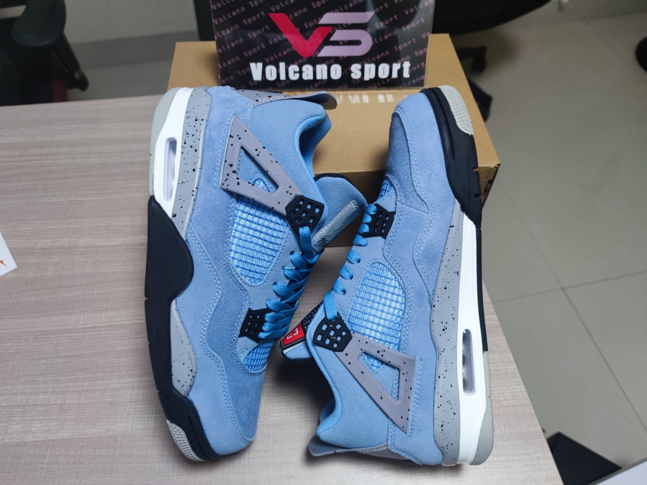 Jordan 4 “University Blue”CT8527-400