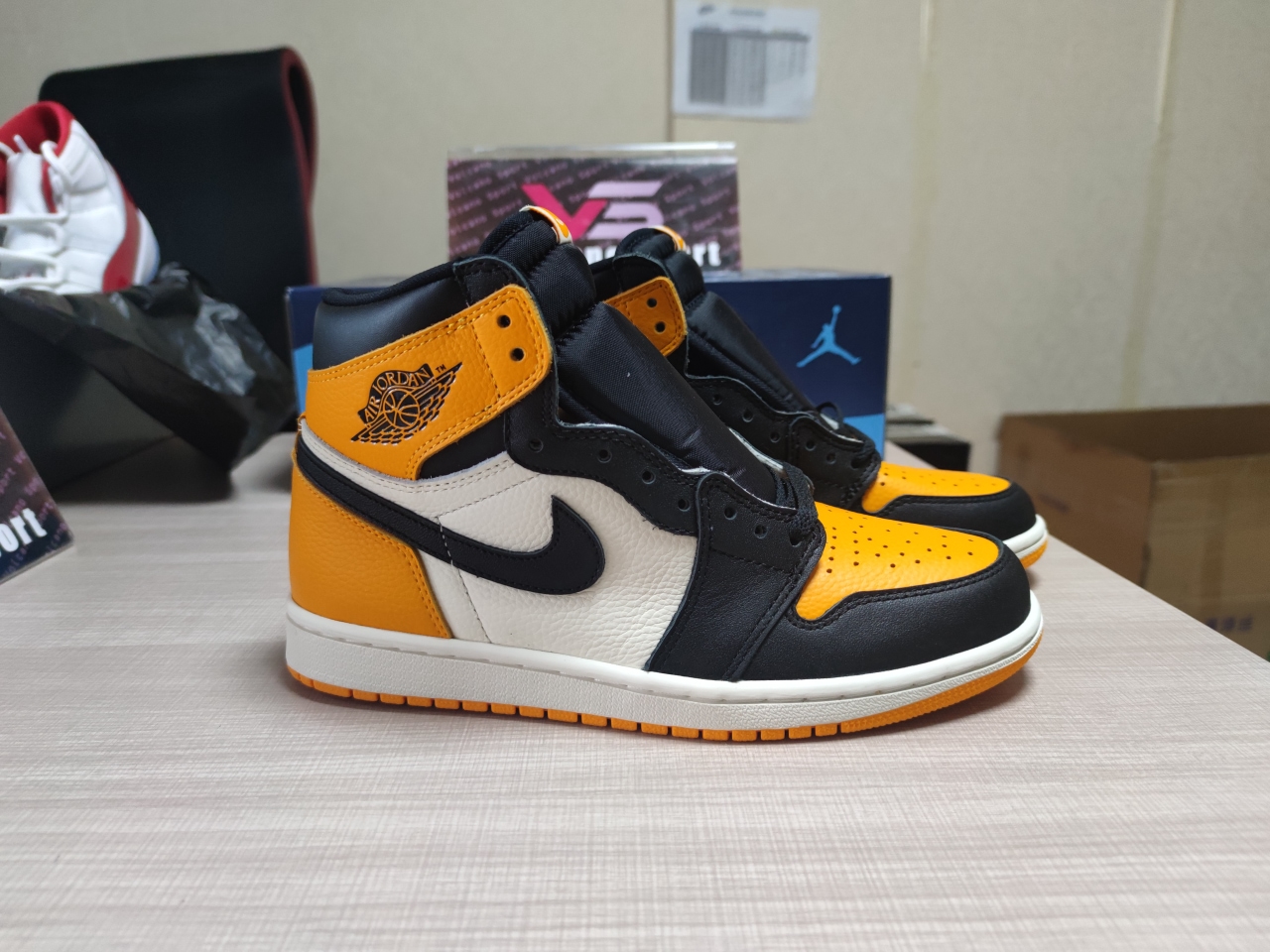 Jordan 1 Retro High OG Taxi 555088 711
