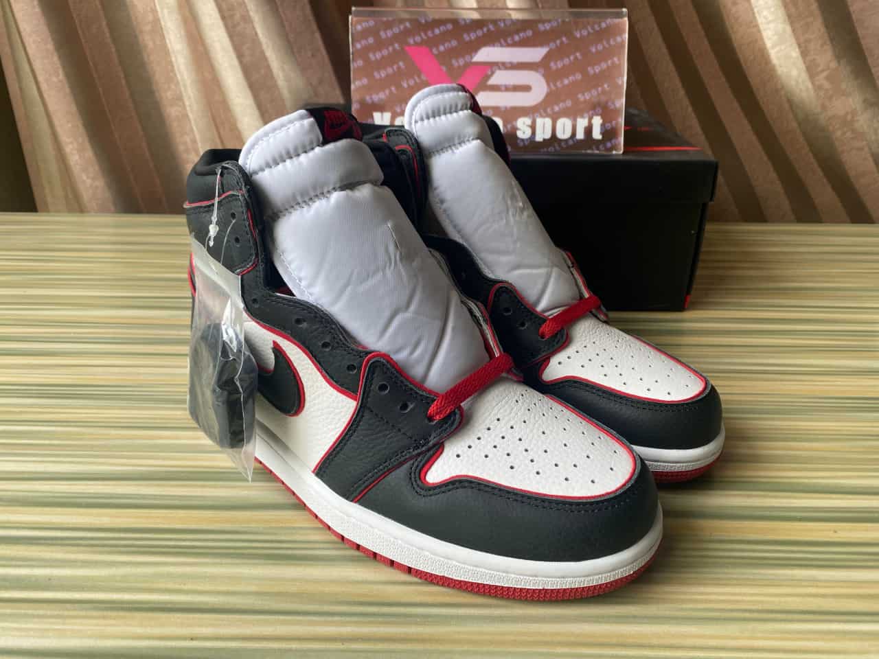 Jordan 1 Retro High Bloodline 555088-062