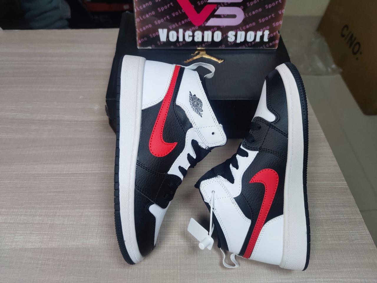 Air Jordan 1 Mid 555088 075