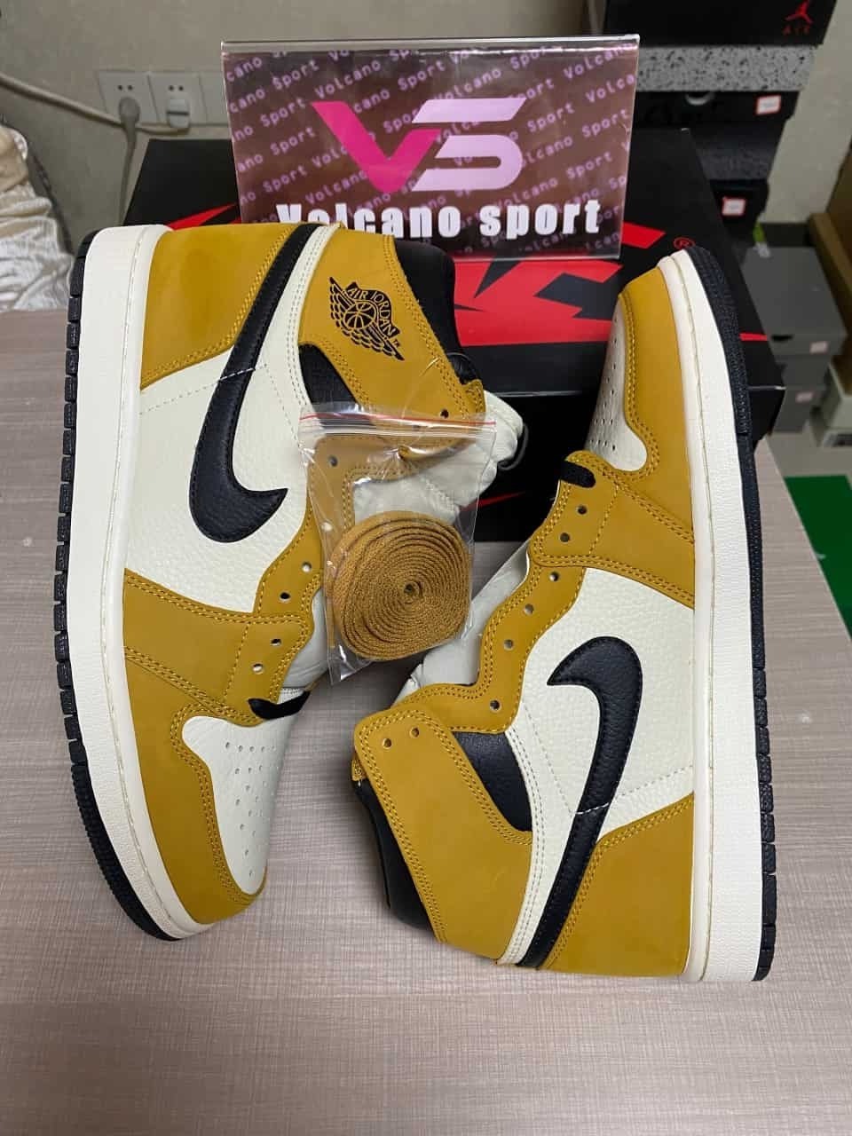 Jordan 1 Retro High Rookie of the Year 555088-700