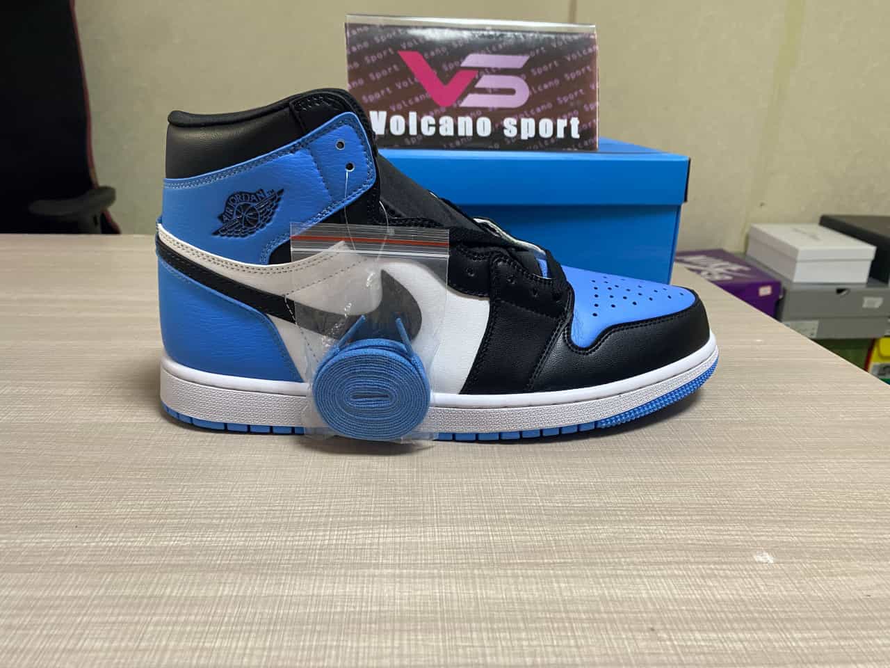 Jordan 1 Retro High OG UNC Toe DZ5485-400