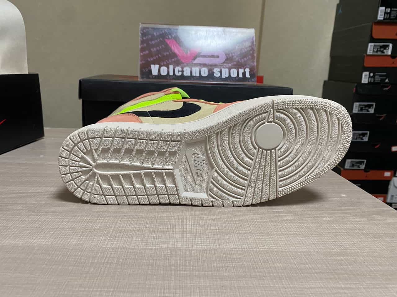 Jordan 1 High Switch Peach CW6576-800