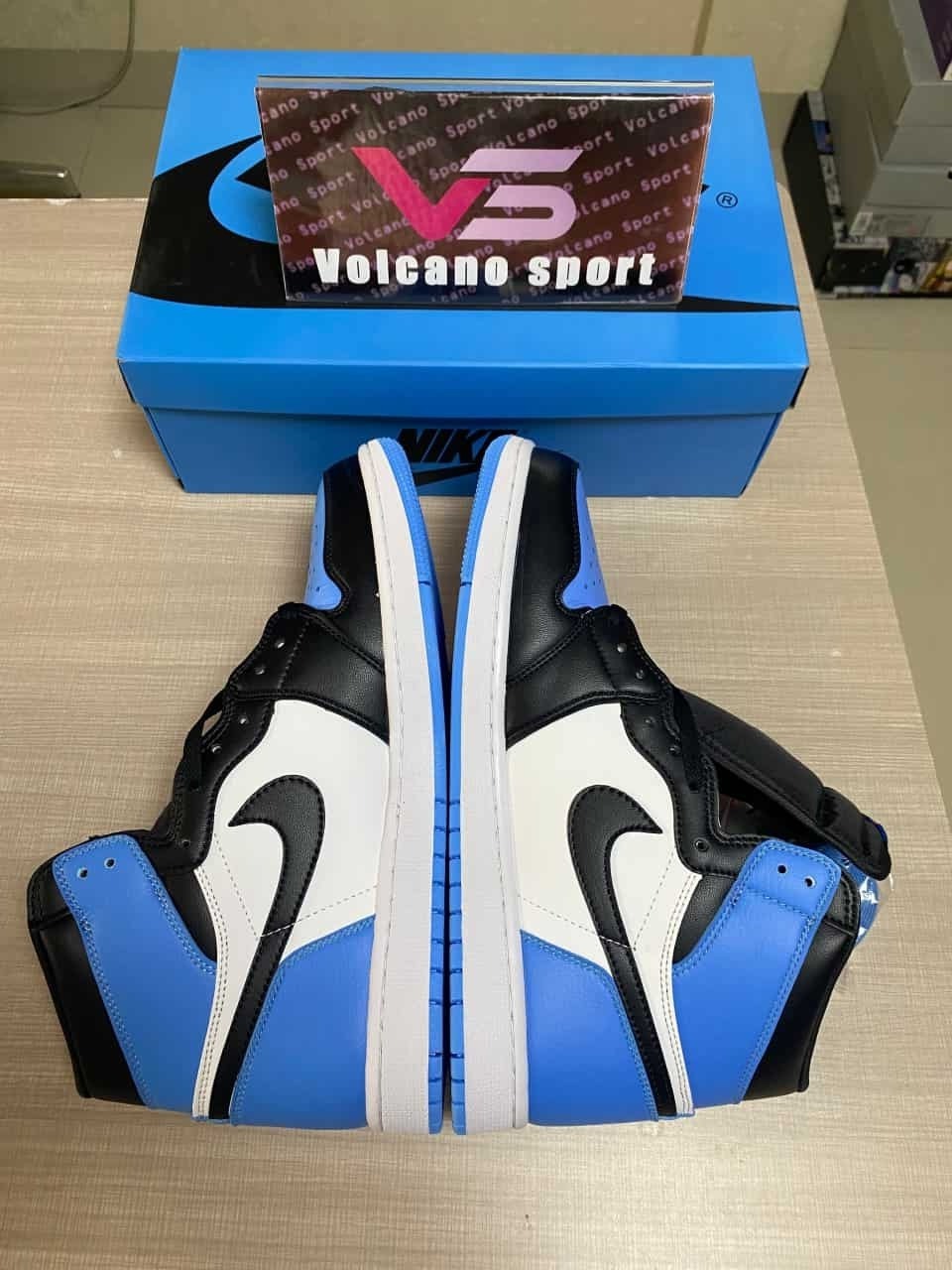 Jordan 1 Retro High OG UNC Toe DZ5485-400