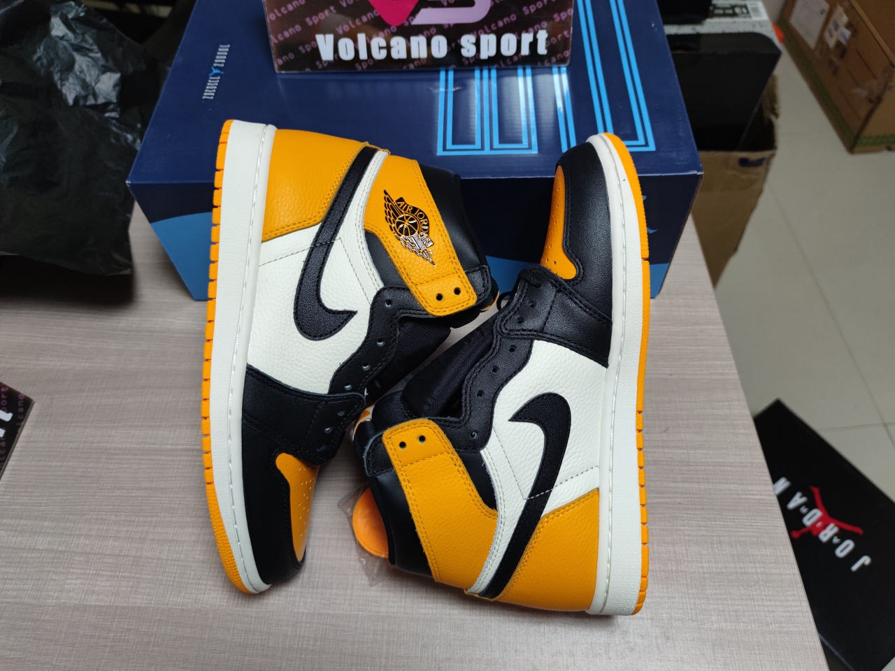 Jordan 1 Retro High OG Taxi 555088 711