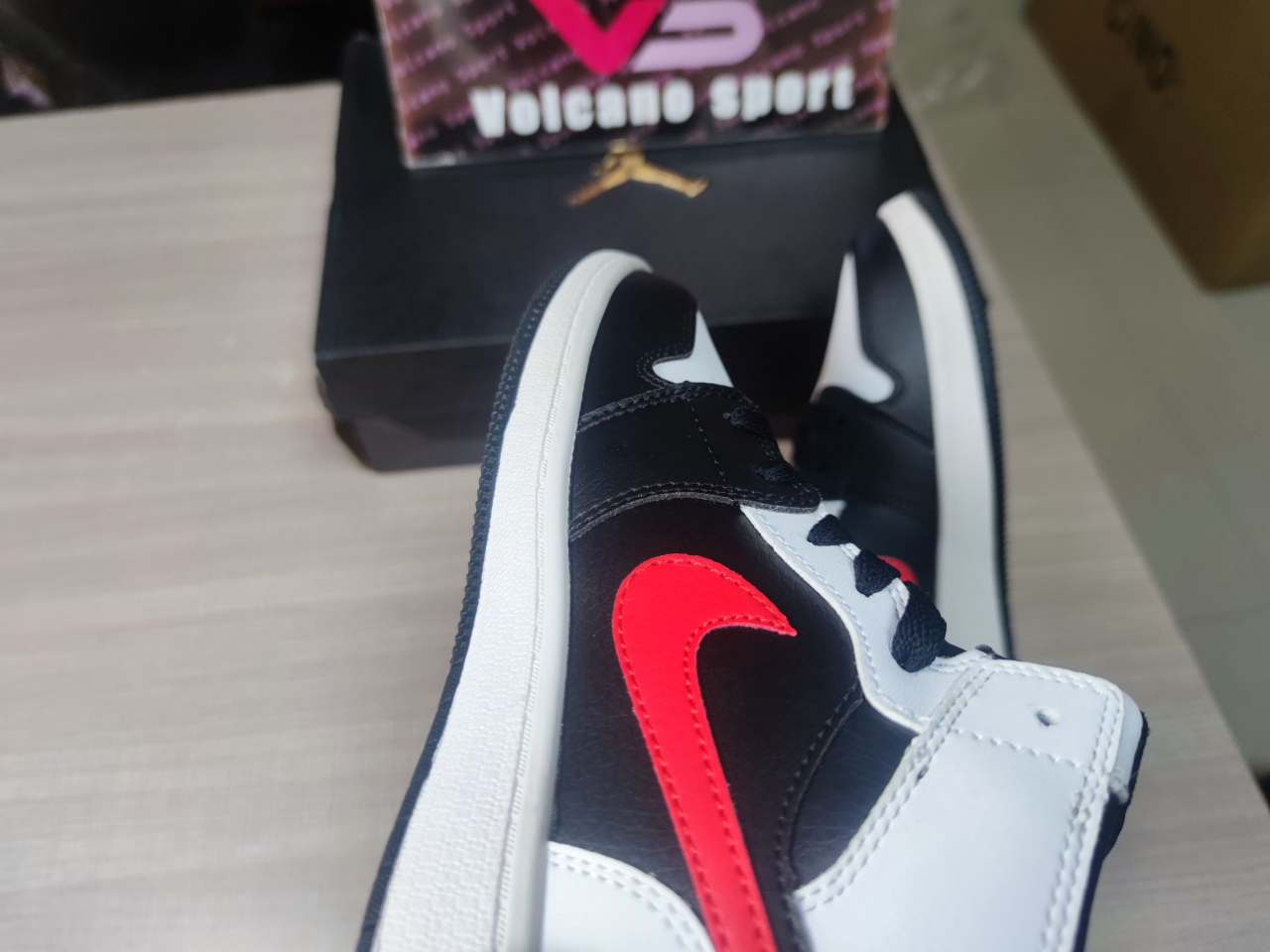 Air Jordan 1 Mid 555088 075