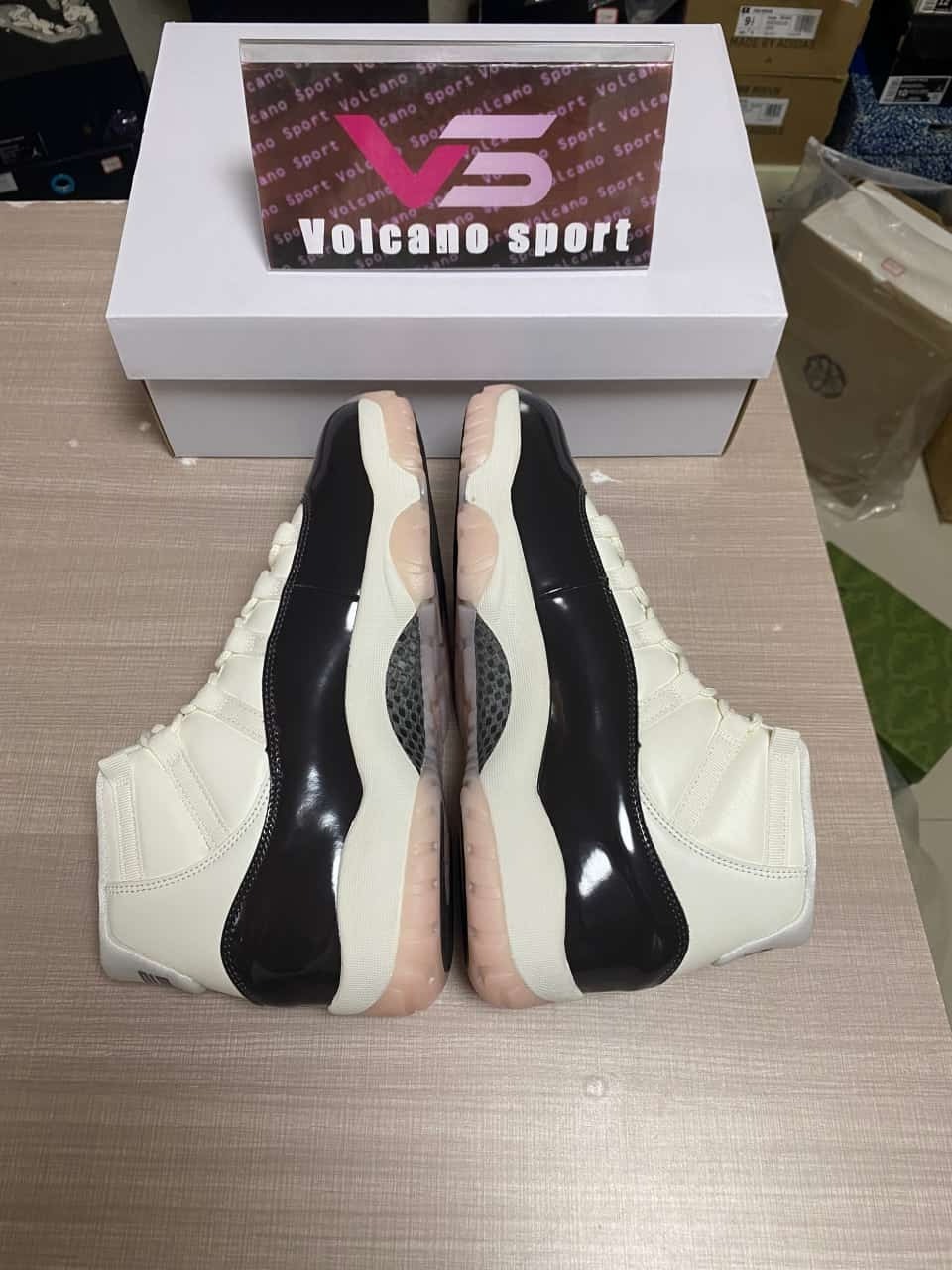 Jordan 11 “Neapolitan”AR0715-101