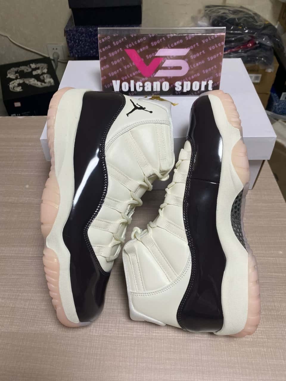 Jordan 11 “Neapolitan”AR0715-101