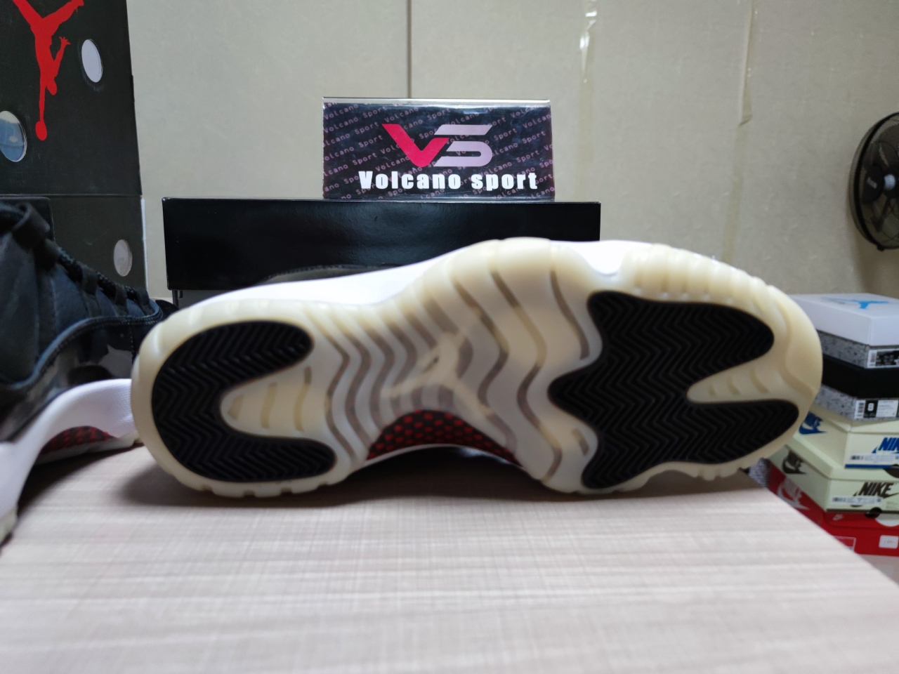 Jordan 11 Low 72-10 AV2187-001