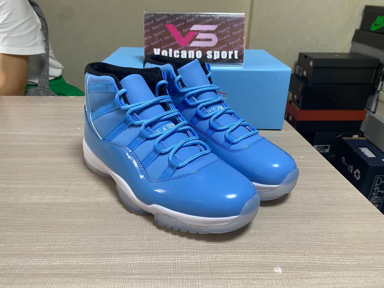 Jordan 11 Retro Pantone 689479-405