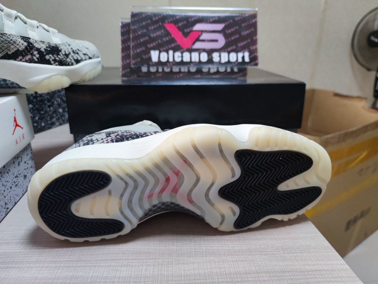 Jordan 11 Low “Snakeskin” CD6846 002