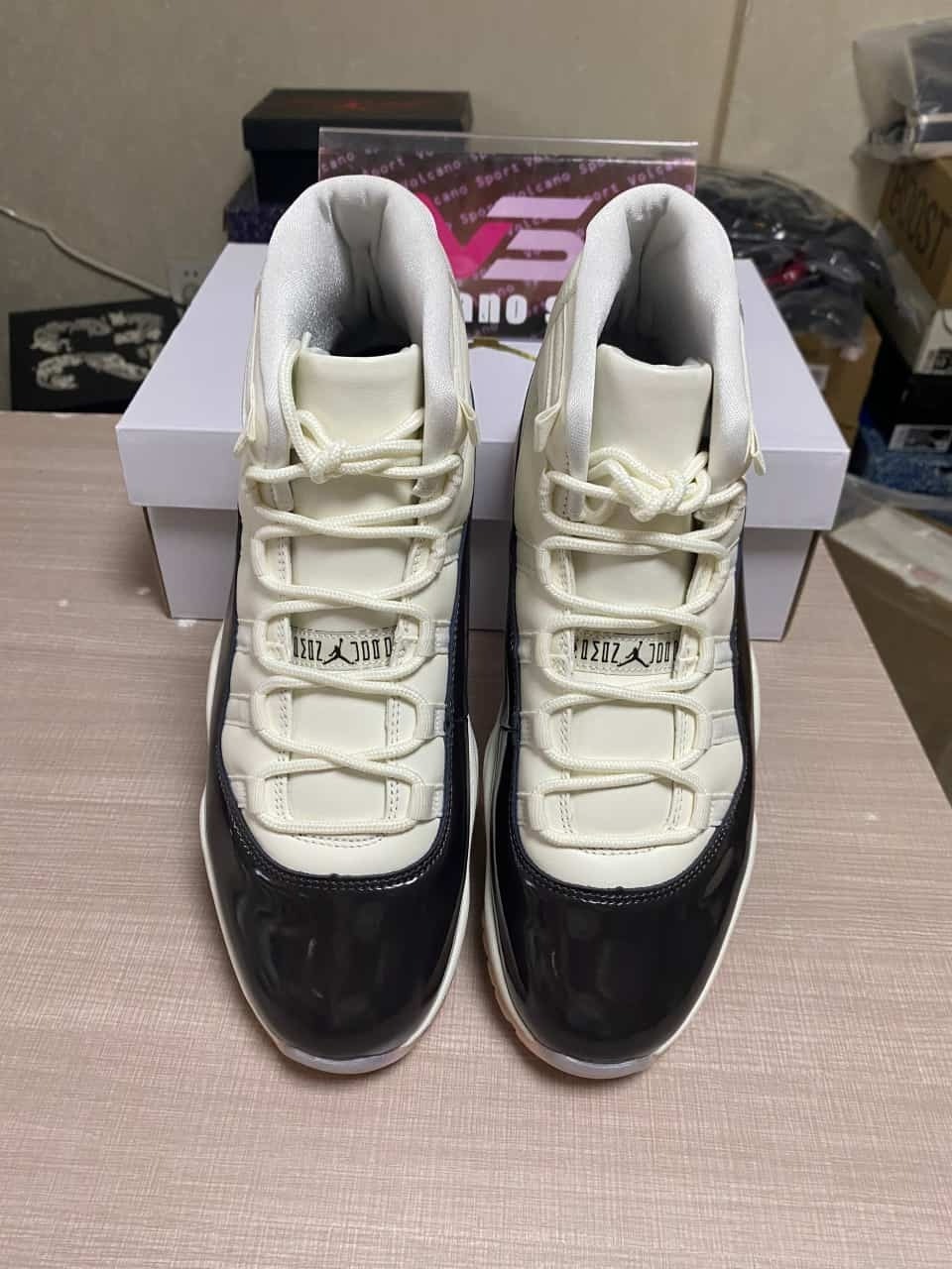 Jordan 11 “Neapolitan”AR0715-101