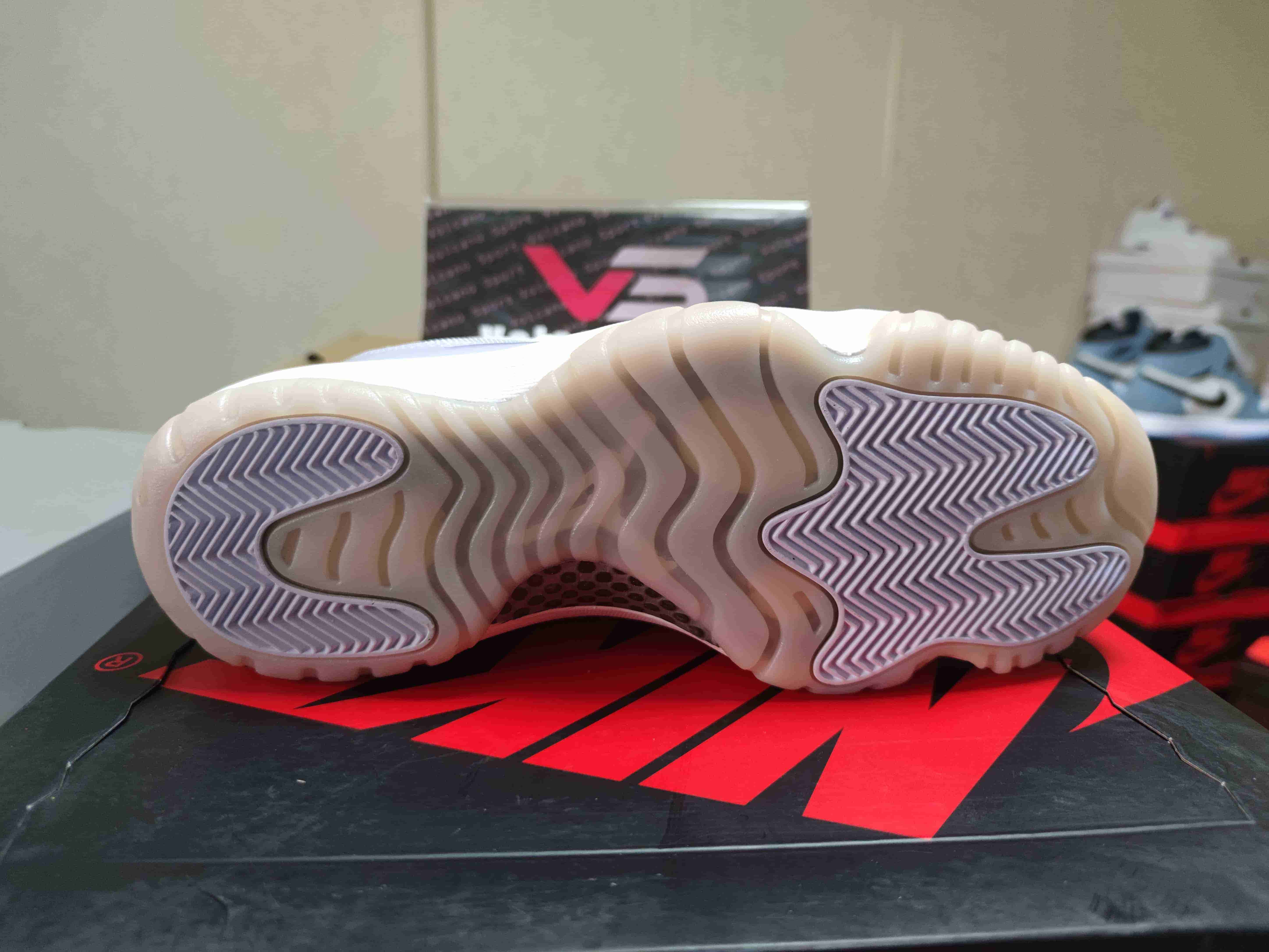 Jordan 11 Low “Pure Violet” AH7860-101