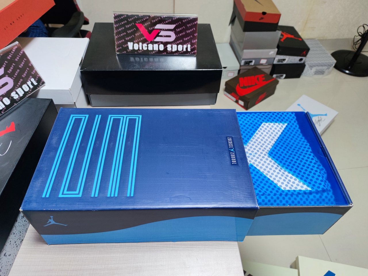 Jordan 11 Retro High WMNS “Barons” AT7802-115