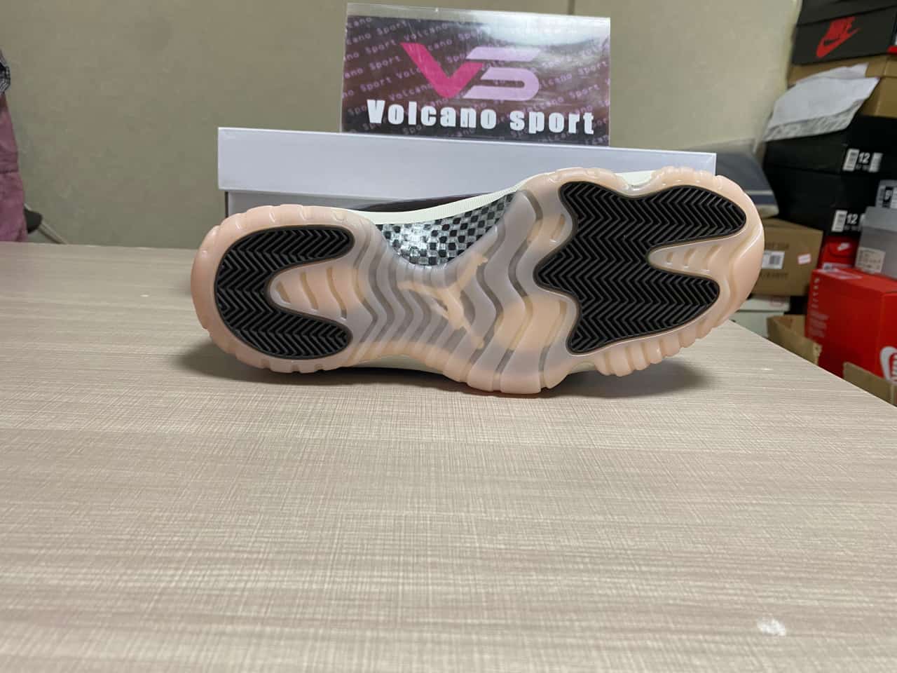 Jordan 11 “Neapolitan”AR0715-101